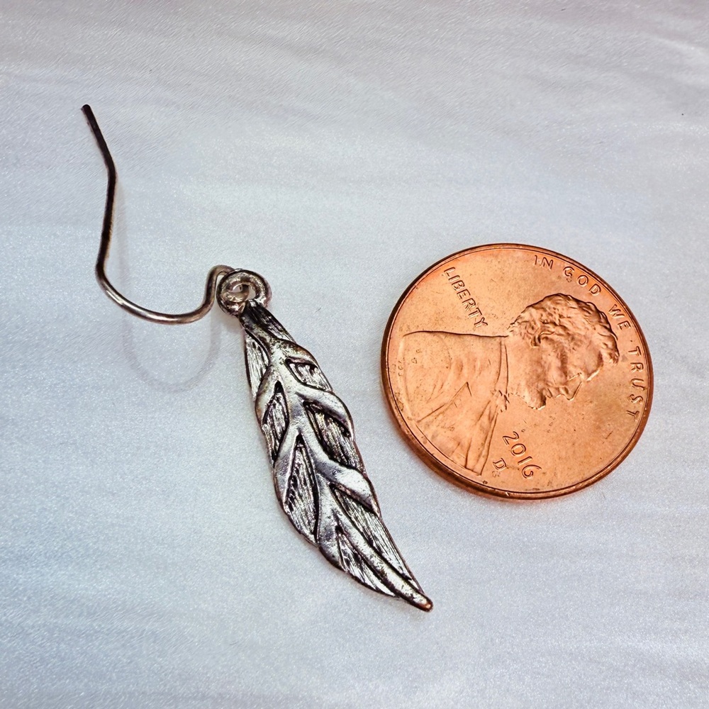 Silvertone Lightweight Leaf Dangle Pierced Earrin… - image 4